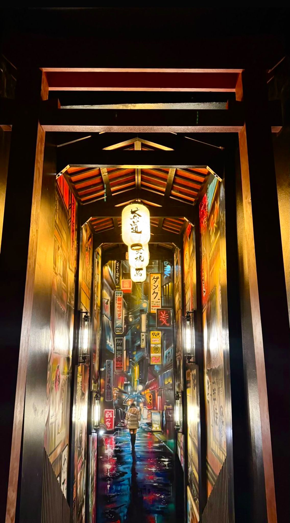 Decorative feature lighting for restaurant entrance