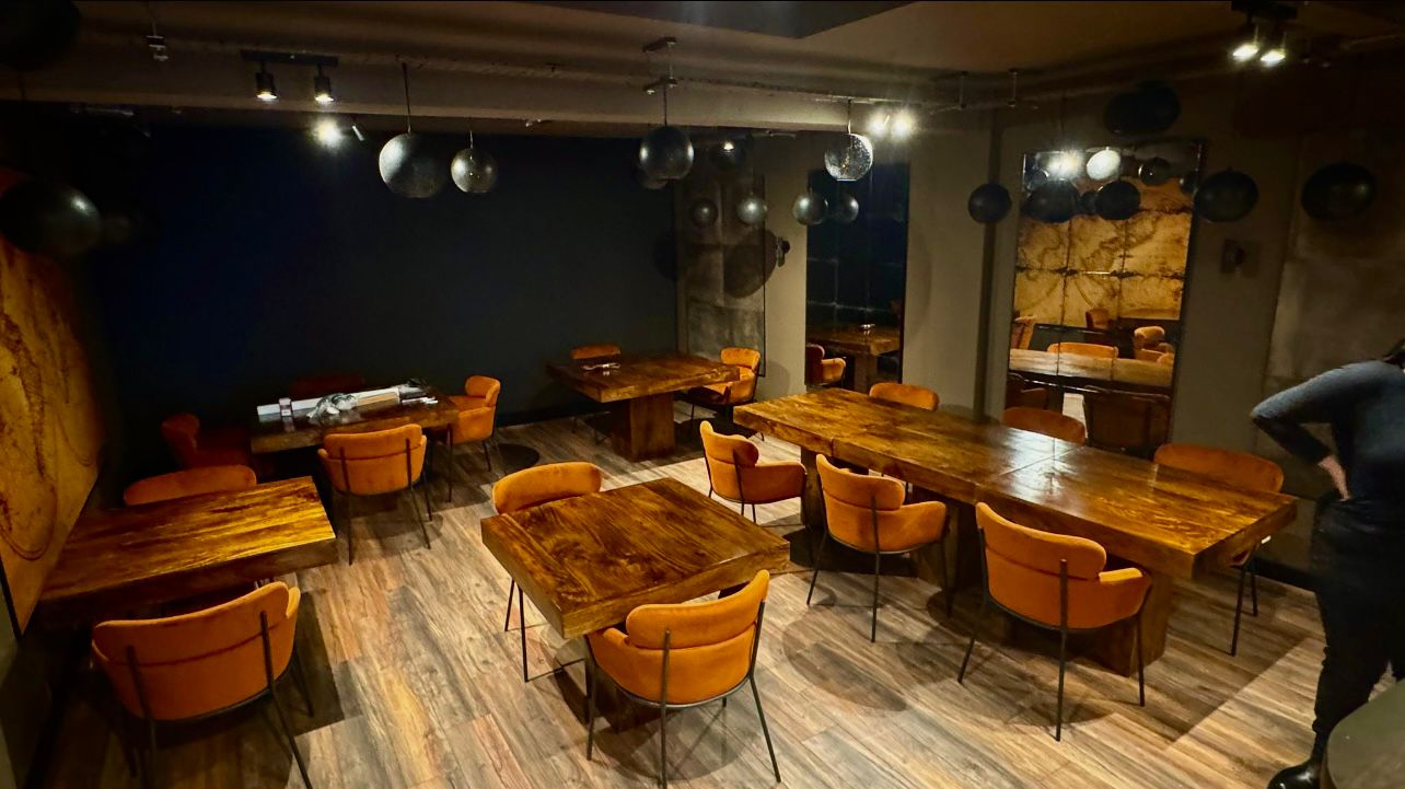 Commercial restaurant pendant lighting fit-out